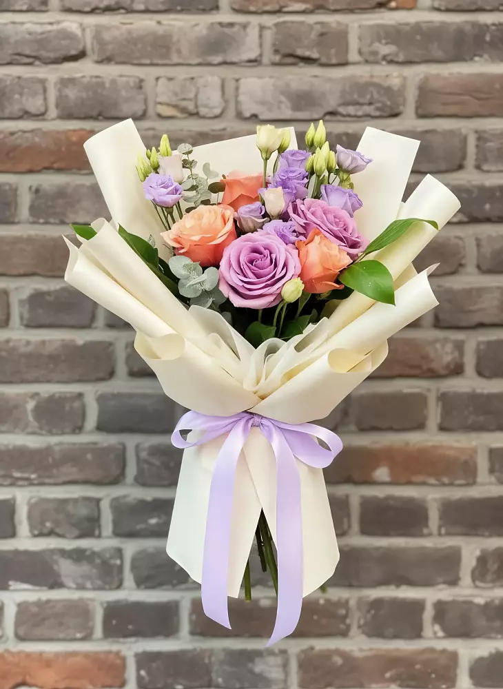 Букет цветов из: Лизиантусы и Розы в Кострово