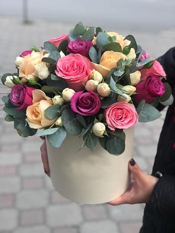 Цветочная композиция из Розы в шляпной коробке в Кострово