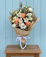 Букет цветов из:  Альстромерии, Лизиантусы, Розы и Хризантемы в Кострово