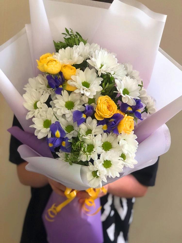 Букет цветов из: Ирисы, Хризантемы и Розы в Кострово