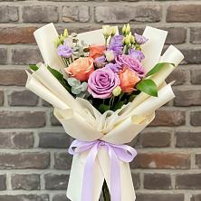 Букет цветов из:  Лизиантусы и Розы в Кострово