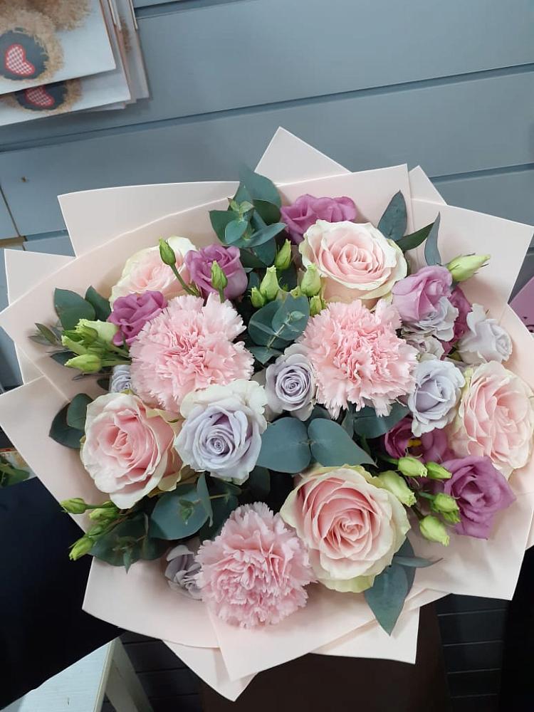 Букет цветов из: Розы, Гвоздики и Лизиантусы в Кострово